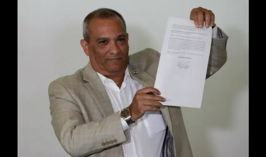  El ministro de ambiente de Panamá, Milciades Concepción, muestra este jueves la resolución firmada que declara las islas Boná. 