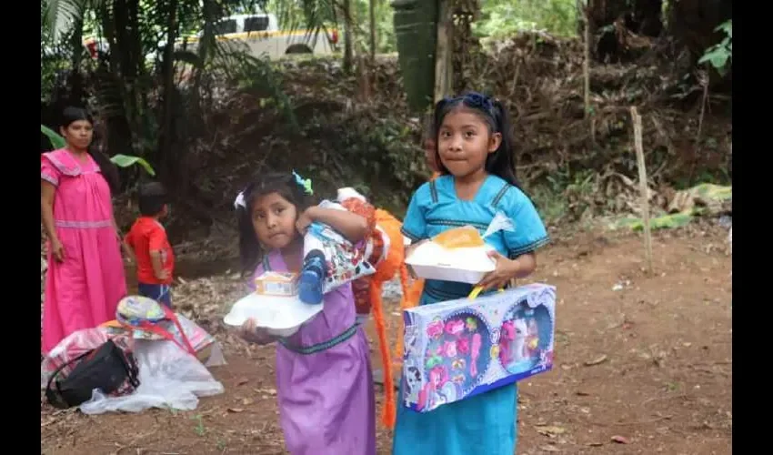 Decenas de niños regresaban a sus casas muy contento de este agasajo realizado por personas desconocidas, pero muy solidarias.