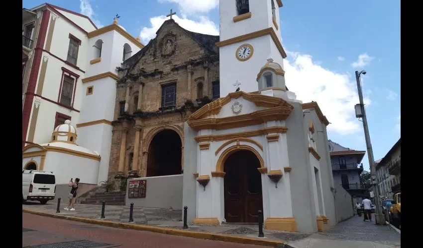 Documentos históricos indican que esta fachada se trajo piedra por piedra desde Panamá Viejo, tallada inicialmente en 1620.