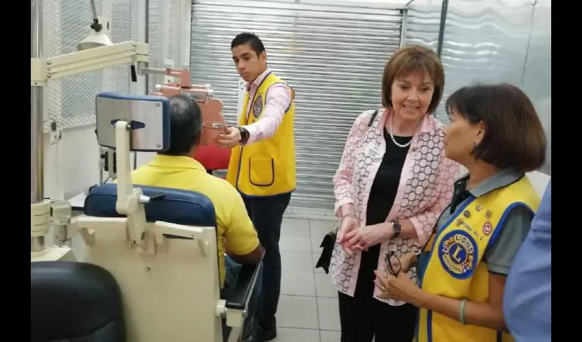 De acuerdo con Corina Yau, asesora de Visión, el año pasado se entregaron gratuitamente mil 20 pares de lentes y se hicieron 845 exámenes de la vista.