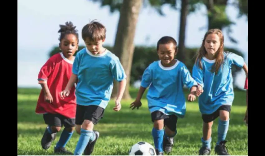 Foto ilustrativa de un grupo de niños jugando fútbol.