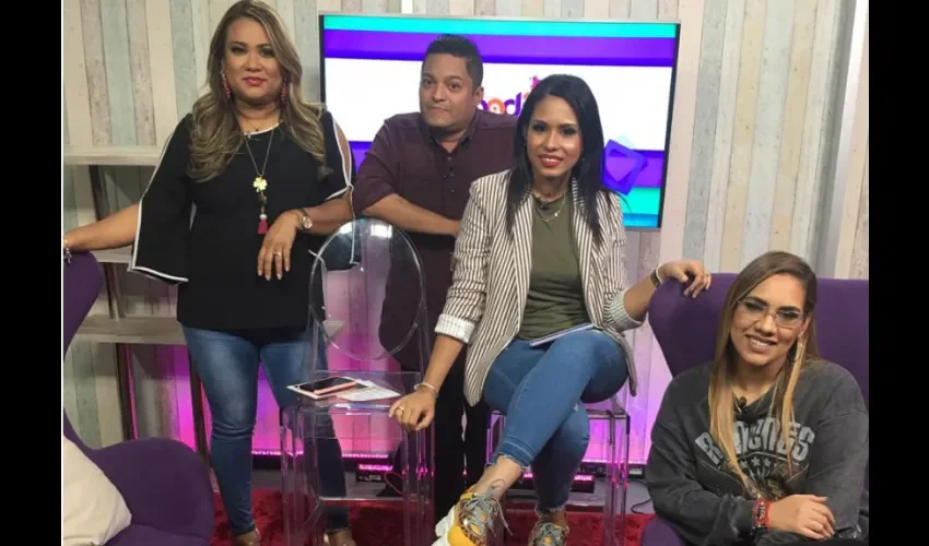 Aquí estamos de lunes a viernes de 8:00 p.m. a 9:00  p.m. por día a día Panamá en Facebook y estamos simultáneamente por Nex TV.