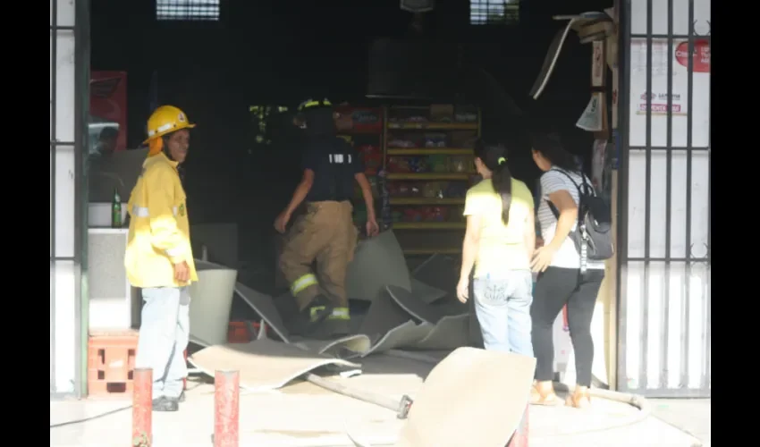 Personal de la Dirección Nacional de Seguridad, Prevención e Investigación de Incendios (Dinasepi) realizan las investigaciones de este incendio el cual se originó en una cocina.