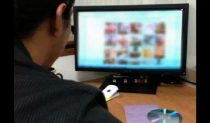 Foto ilustrativa de una persona frente al computador. 