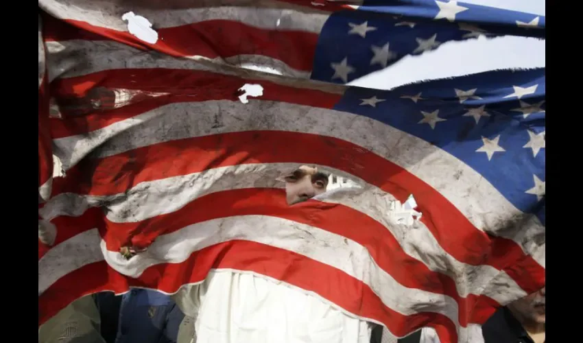 Foto ilustrativa de una bandera norteamericana desgarrada. 