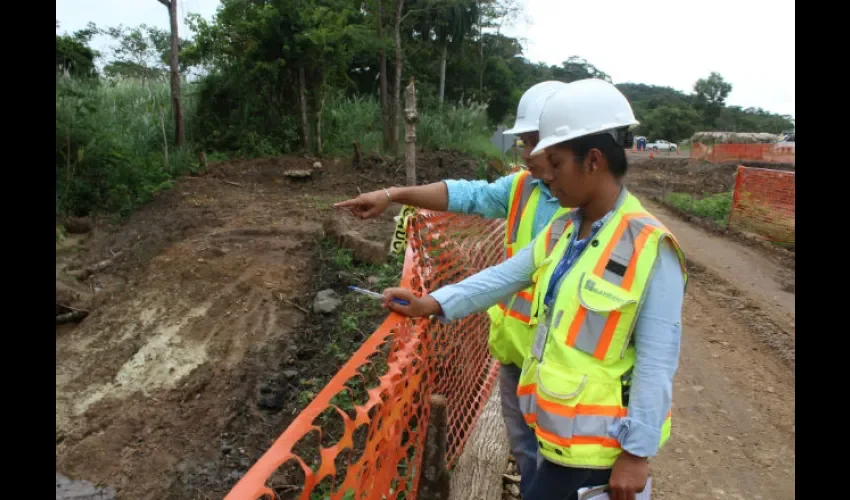 Foto ilustrativa de la inspección de las autoridades. 