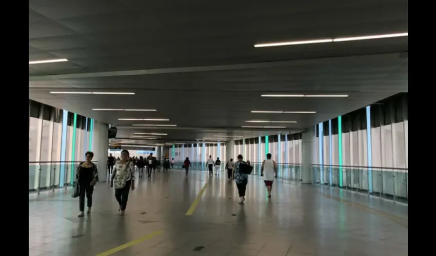 Foto ilustrativa del paso entre ambas líneas del Metro de Panamá. 