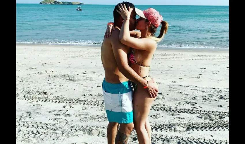 Solangel y su pareja disfrutando del verano. Foto: Instagram