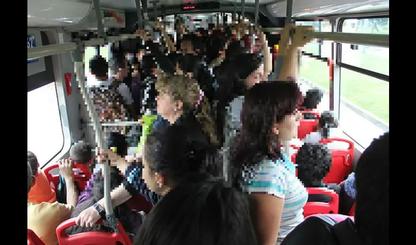 Foto ilustrativa de un bus lleno de pasajeros. Cortesía. 