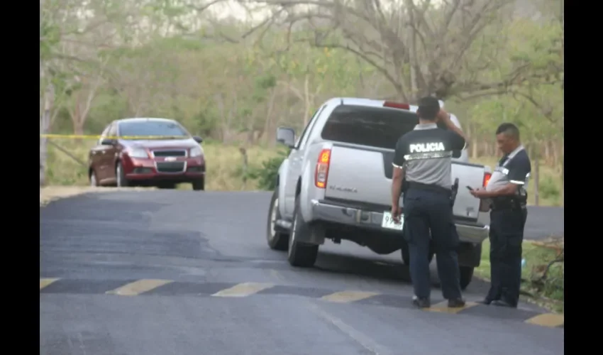 Uno de los presuntos homicidas logra huir, al lanzarse del auto en marcha, abandonando entre la maleza una pistola y un fusil; mientras que el conductor del auto fue aprehendido.