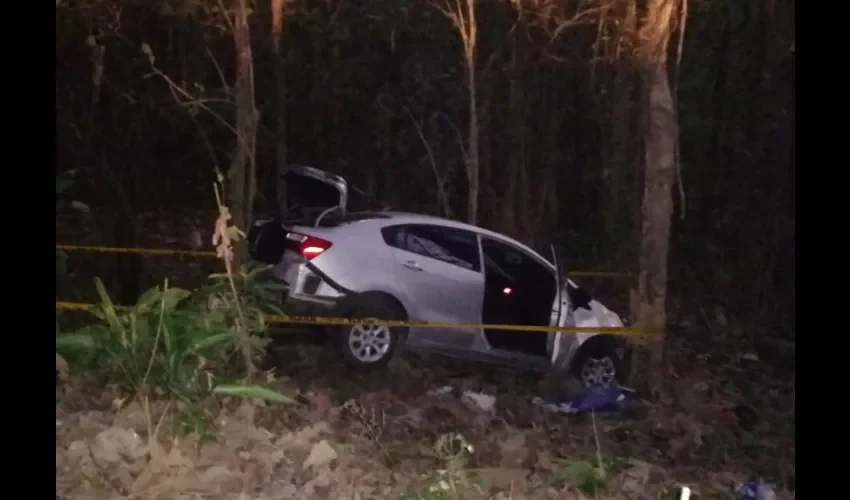 En la persecución, el conductor del auto pierde el control, se sale de la vía y se estrella en un barranco contra árboles de teca.