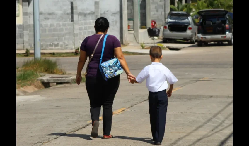 Foto ilustrativa de una madre junto a su hijo. 