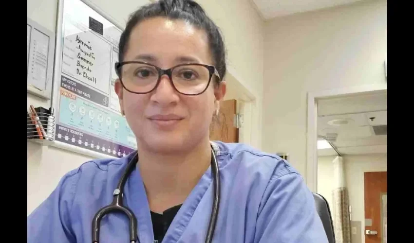 Elsa Espinosa Perce trabaja en salas de urgencias en Texas.