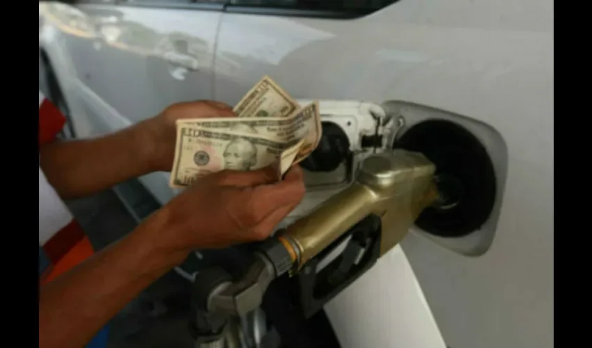Foto ilustrativa de la compra de combustible. 