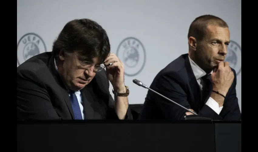 El máximo dirigente del fútbol europeo, Aleksander Ceferin, se mostró incómodo ante las reiteradas preguntas sobre el asunto.
