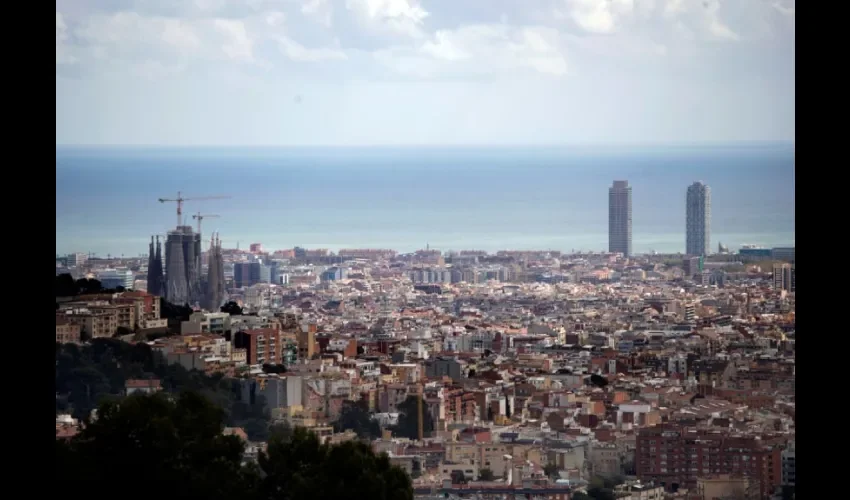 Vista de la ciudad de Barcelona desde el barrio de El Carmel, este miércoles, en el que la contaminación del aire en la ciudad se ha reducido un 75% al registrarse un gran descenso del tráfico urbano por el estado de alarma decretado por el Gobierno por la pandemia de coronavirus. EFE/Marta Pérez