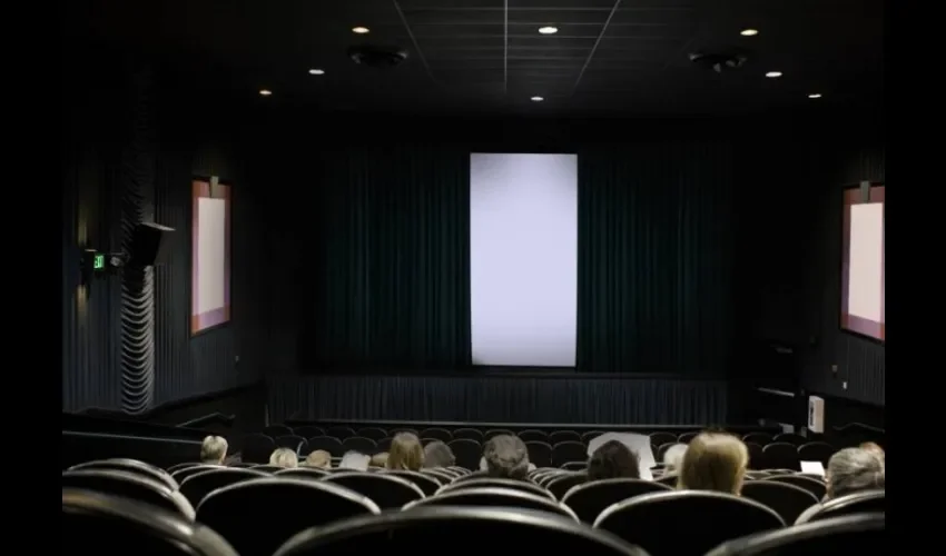 Foto ilustrativa de una sala de cine. 