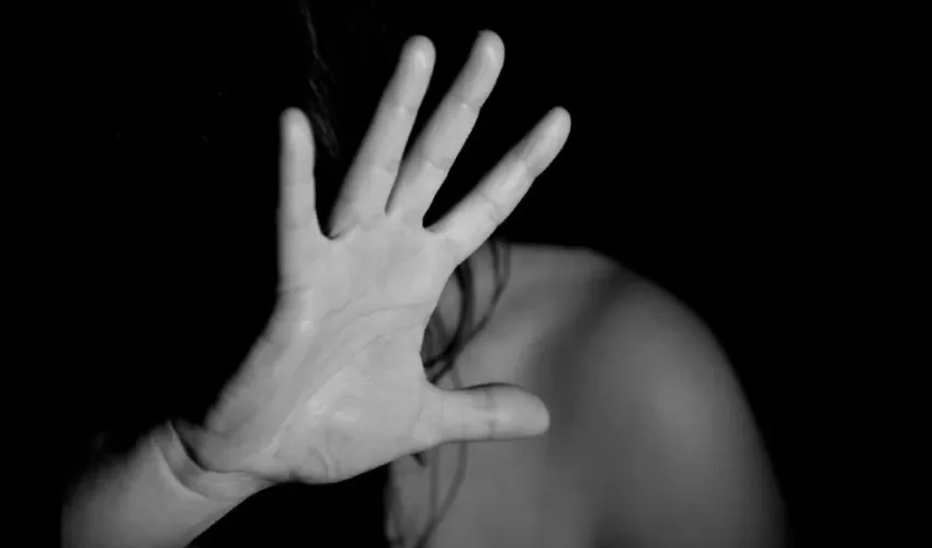 Foto ilustrativa de una mujer que sufre de violencia doméstica. 