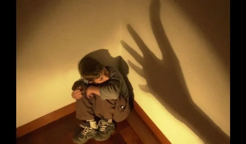 Foto ilustrativa de un niño que sufre de abusos. 