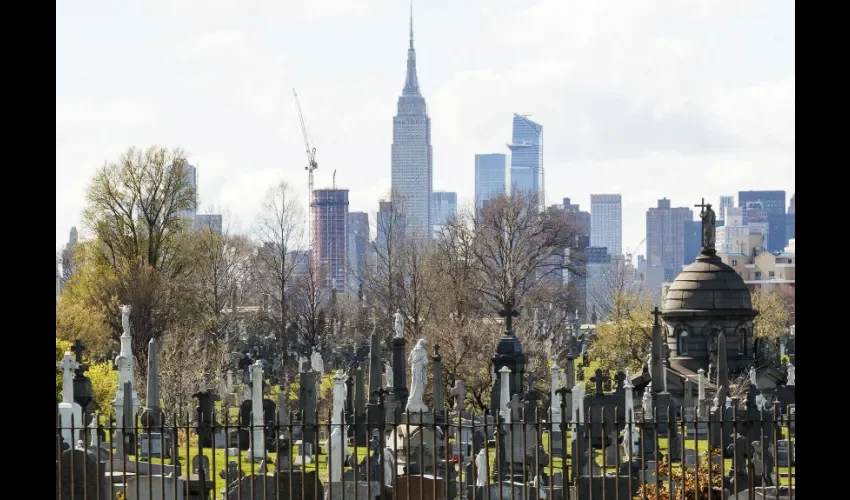  Las tumbas y los mausoleos en el cementerio de Calvary en Queens.