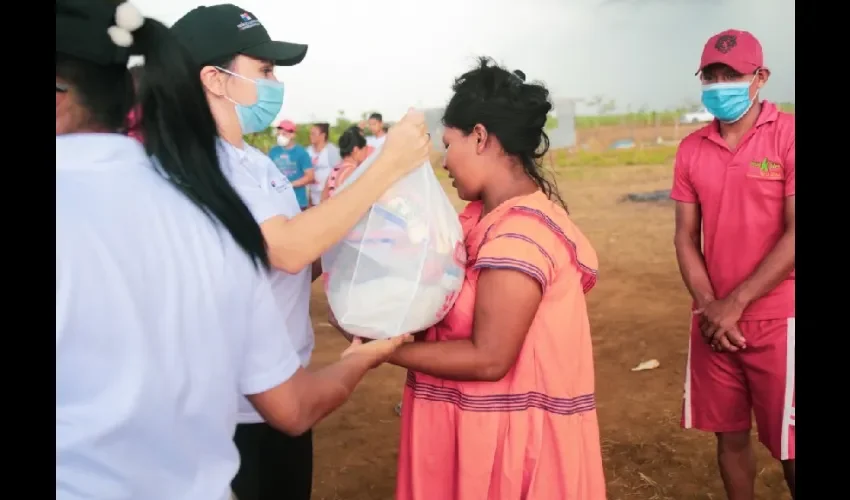 Foto ilustrativa de la entrega de las donaciones. 