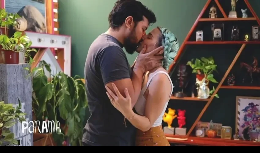Forman parte de más de las cien parejas que se besaron para el video. Foto: Instagram