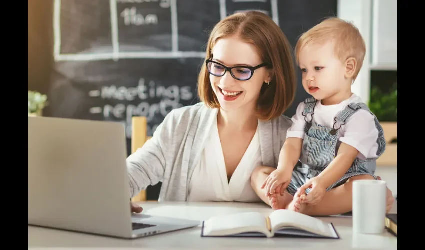 Existe una gran cantidad de opciones tecnológicas y recursos que ayudan a las madres trabajadoras a organizar su vida profesional y familiar. 