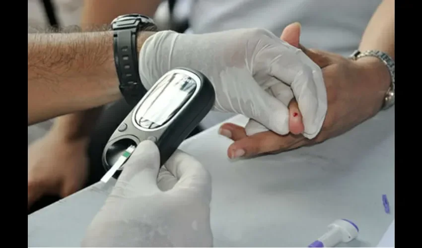 La prueba de hemoglobina glicosilada es un examen de sangre para evaluar el control de la diabetes tipo 2 y prediabetes, la cual mide el nivel promedio de glucosa o azúcar en la sangre durante los últimos tres meses.