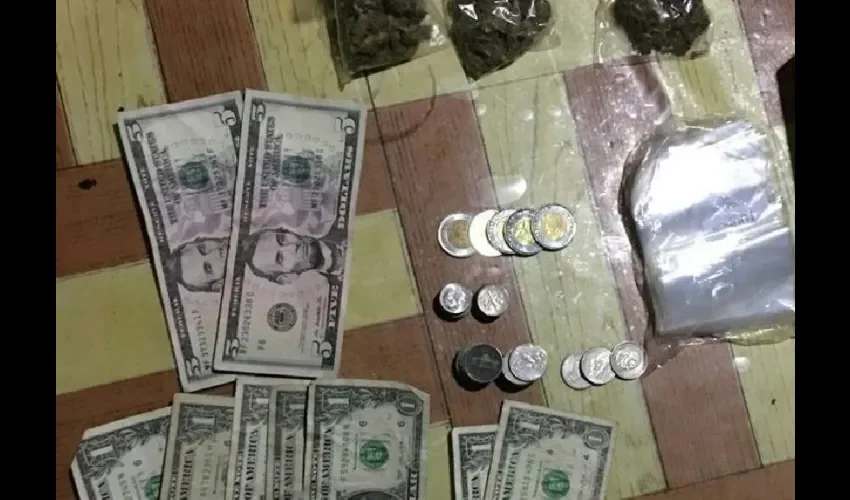 Foto ilustrativa de dinero y drogas decomisado. 