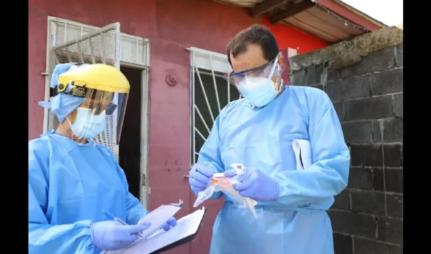 Foto ilustrativa de personal médico realizando pruebas de hisopados. 