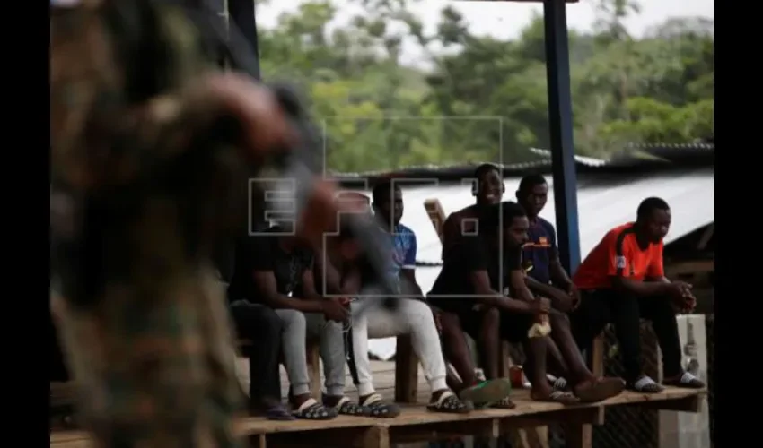 Migrantes. Migrantes descansan en un albergue de la comunidad de La Peñita, fronteriza con Colombia, en Darién (Panamá). EFE/Bienvenido Velasco/Archivo