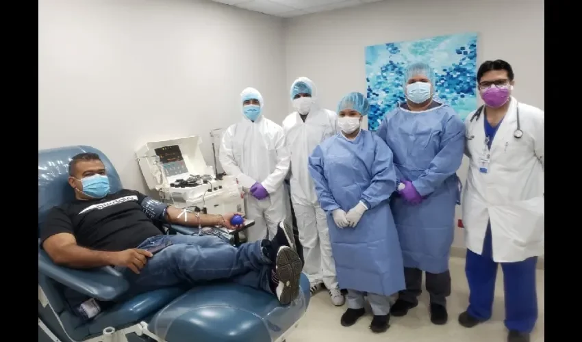 Dr. Benito Castillo, jefe de banco de sangre de Hospital Paitilla haciendo transfusión de plasma convaleciente para tratar COVID-19.