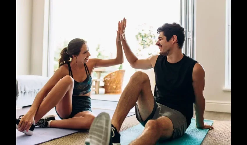 Foto ilustrativa de una pareja haciendo ejercicios en casa. 