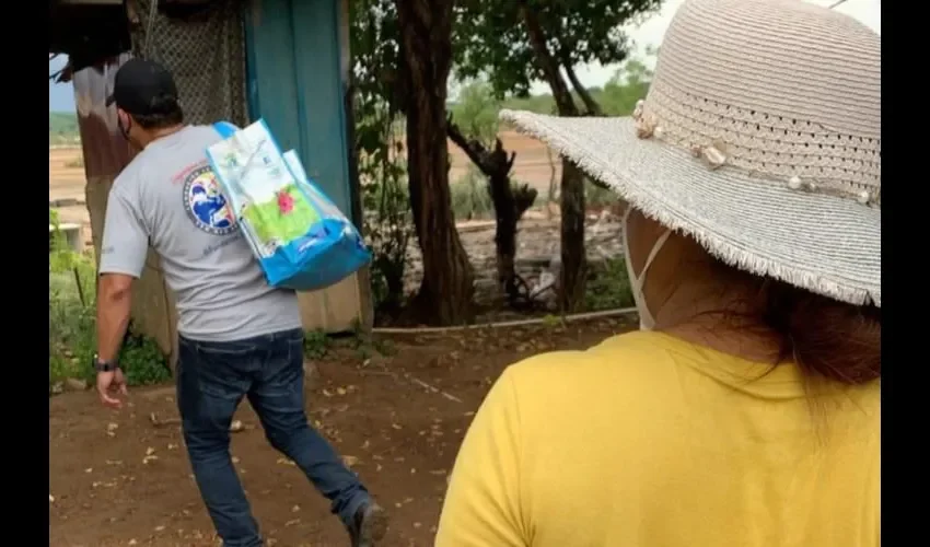 Sandra entregando comida. Foto: Instagram