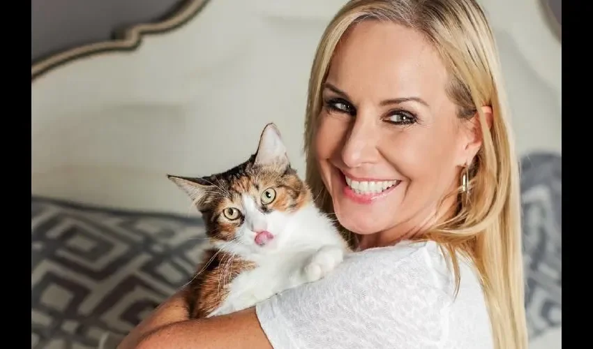 Karen Chalmers alimenta gatitos callejeros. Foto: Instagram