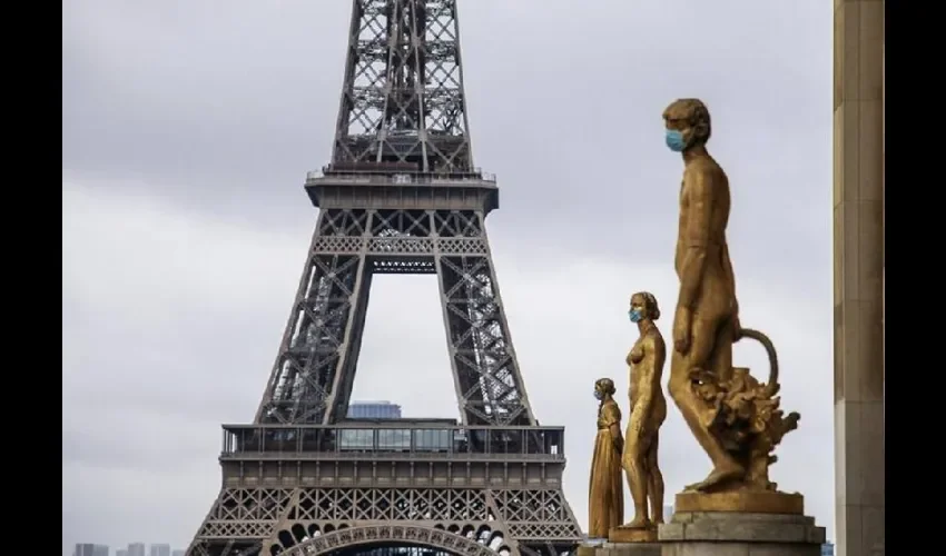 Colocan mascarillas en emblemáticas estatuas de París. EFE 