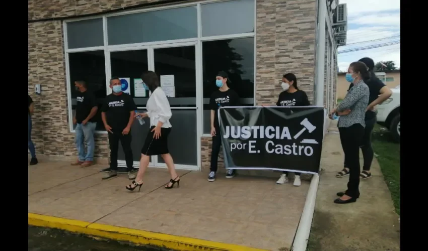 En las afueras del SIstema Penal Acusatorio de Las Tablas, familiares exigieron justicia para el empresario. 
