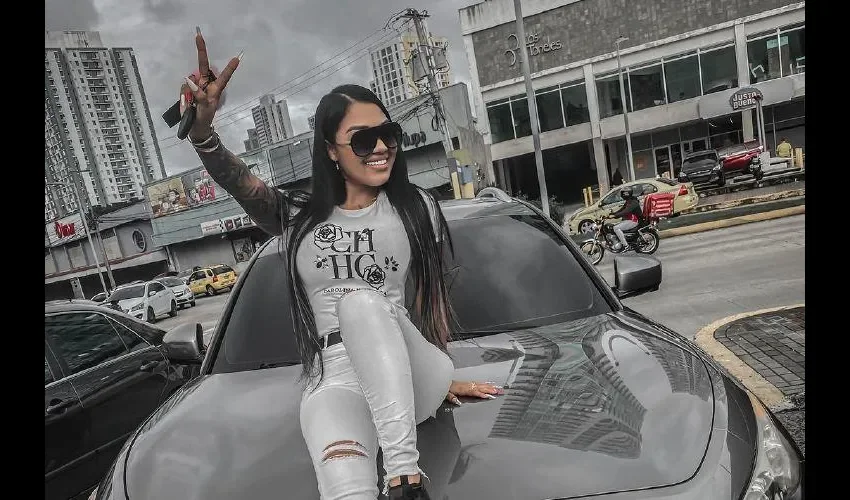 Anyuri en su carro nuevo. Foto: Instagram