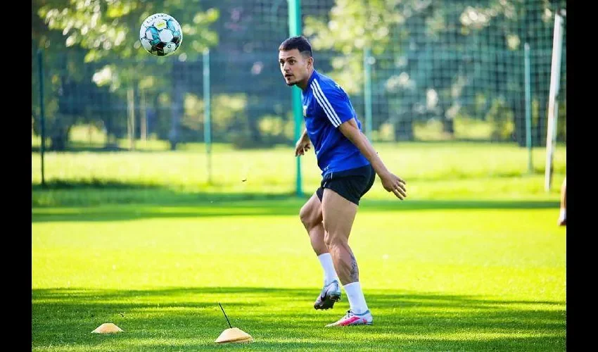 El futbolista que ahora se llama Gokú Román.