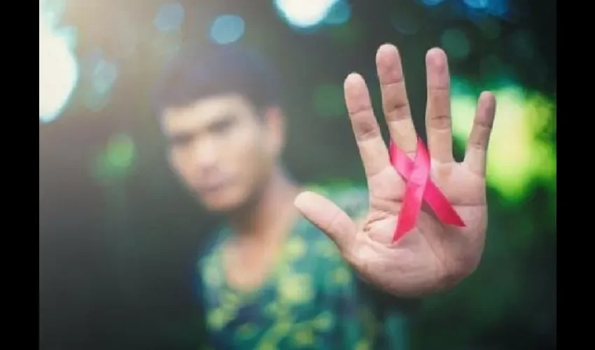 Foto ilustrativa de un chico que apoya la lucha contra el VIH / SIDA.