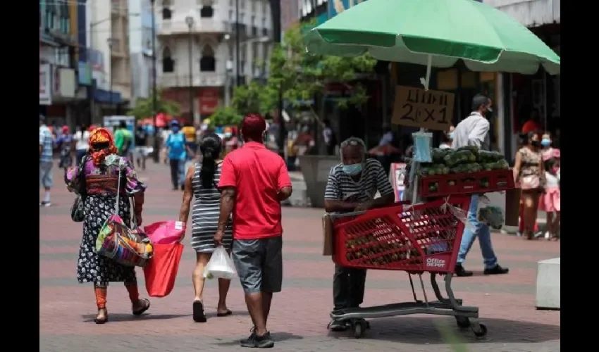 Foto ilustrativa de panameños caminando por la ciudad. 
