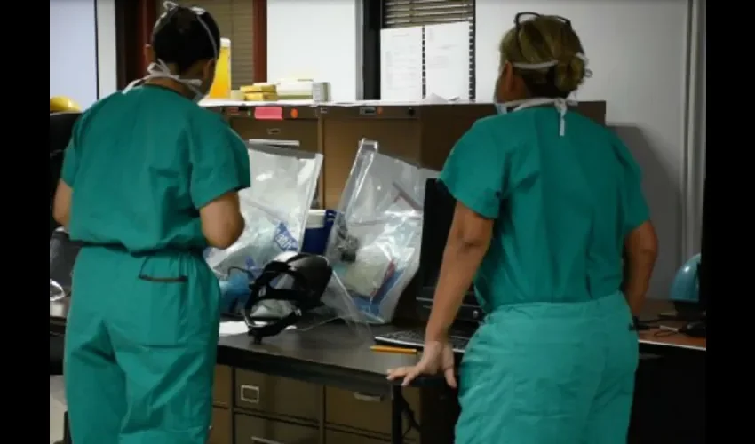 Una mujer espera para realizarse un hisopado y detectar COVID-19 durante una jornada de trazabilidad por parte del Ministerio de Salud de Panamá (Minsa), en la comunidad de Kuna Nega en Ciudad de Panamá (Panamá). EFE/Bienvenido Velasco. 