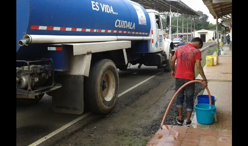 Foto ilustrativa de la entrega de agua por cisterna. 