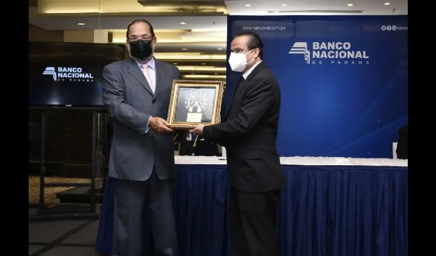 Foto ilustrativa de la entrega de reconocimiento al periodista Gerardo Berroa. 