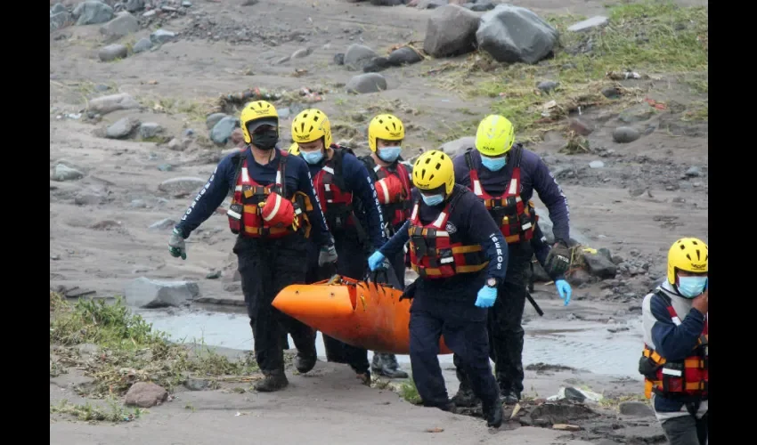 Socorristas recuperan hoy el cuerpo de uno de los desaparecidos durante las fuertes lluvias que han azotado a la provincia de Chiriquí (Panamá).