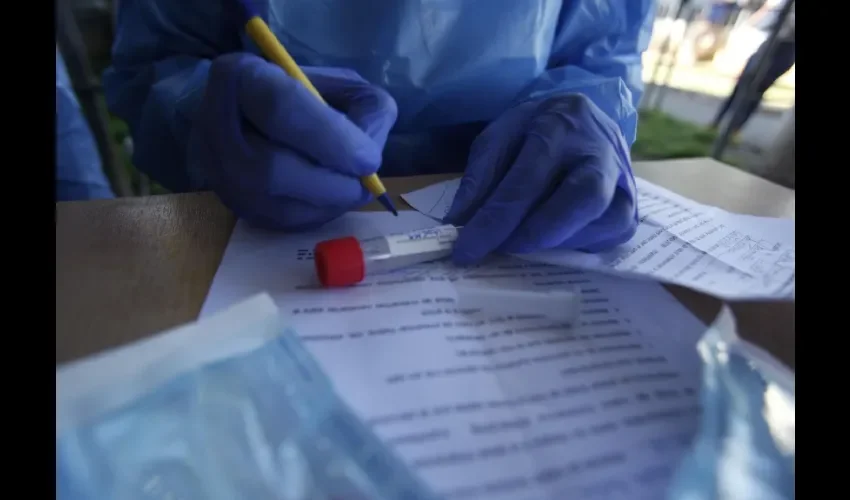 Personal médico realiza pruebas de coronavirus en Ciudad de Panamá.  EFE/ Carlos Lemos
