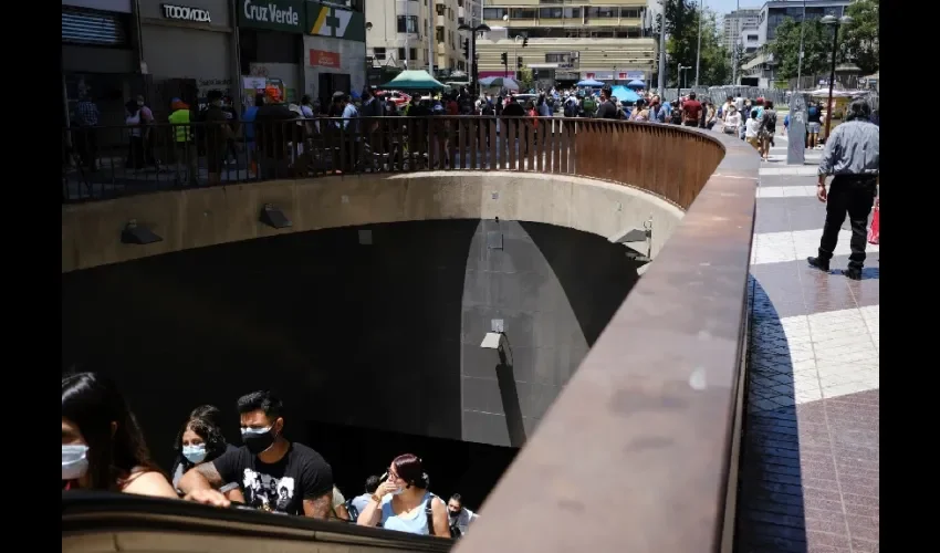 Un grupo de personas es vista a la salida del metro en Santiago (Chile). EFE 