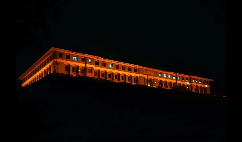 Foto ilustrativa de las oficinas de la administración del canal. 