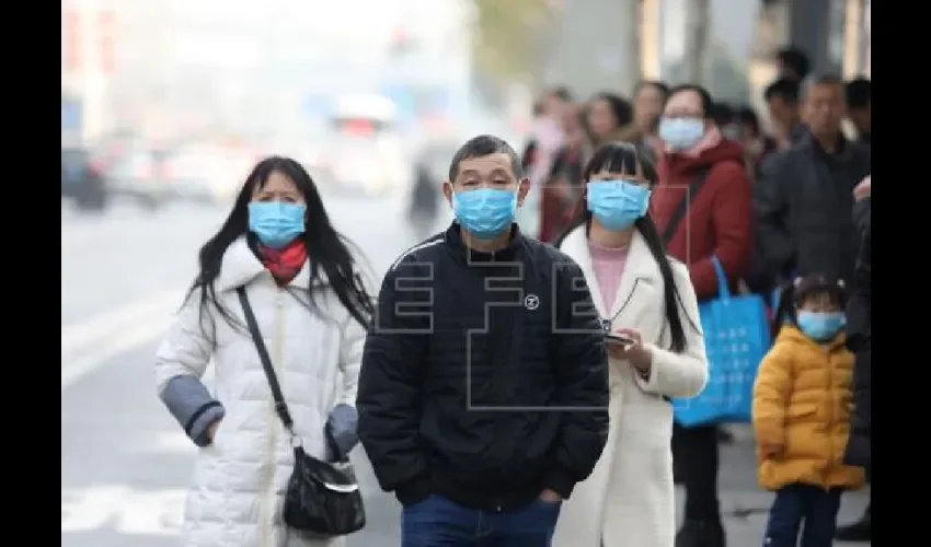 Ciudadanos con mascarilla en una calle de Wuhan, China, el pasado mes de enero. EFE