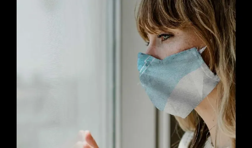 Foto ilustrativa de una mujer con mascarilla. 